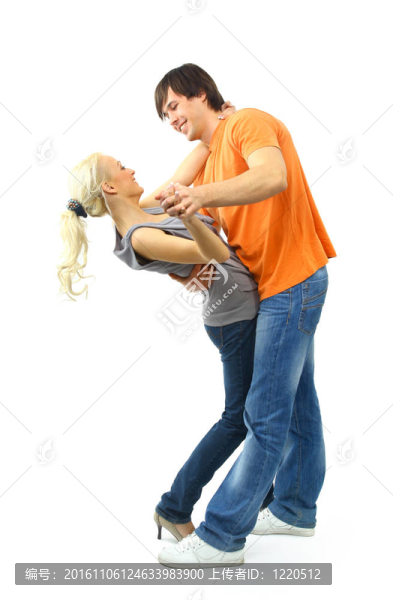 穿黑色衣服的年輕夫婦快樂地跳舞