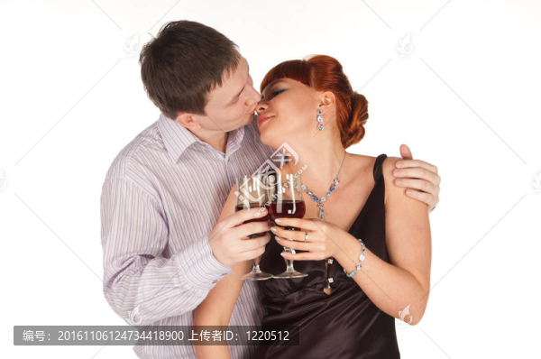 年輕的恩愛夫妻戴著紅葡萄酒眼鏡