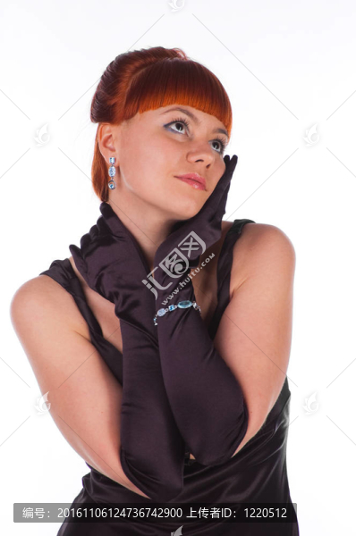 穿著雞尾酒的年輕漂亮女人