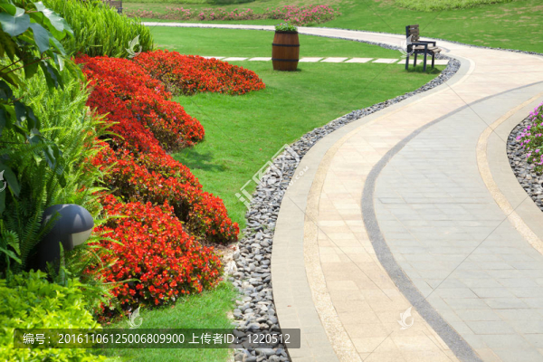 一個走道蜿蜒流過美麗的夏日花園