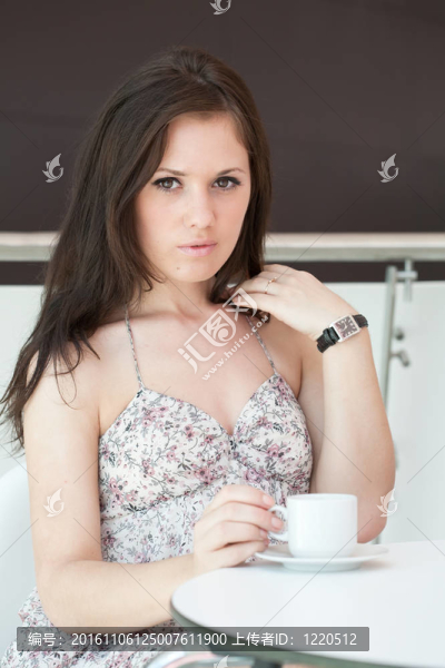 女孩在購物中心的咖啡館喝咖啡