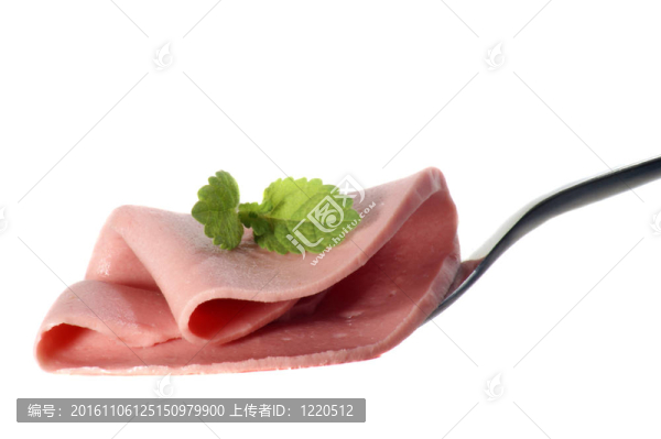 叉子和白色背景的香腸片