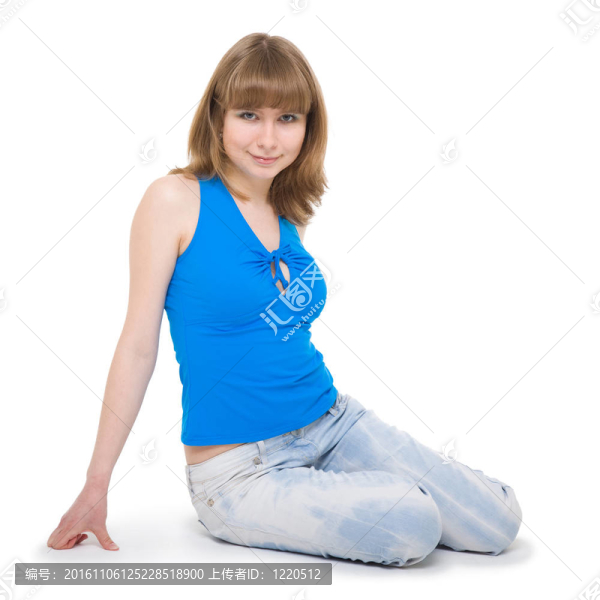 穿著藍色牛仔褲的坐著的女孩。