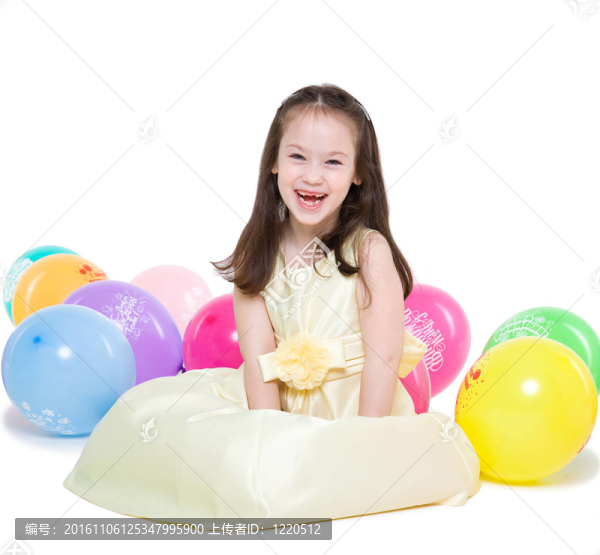 五年的女孩長(zhǎng)著一條飄逸的長(zhǎng)發(fā)