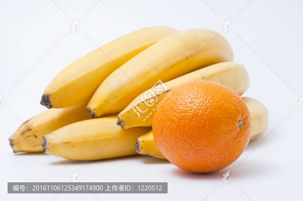 成熟的香蕉和橙色的集群