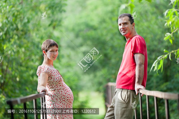 丈夫與他懷孕的妻子在橋上