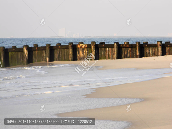 沿碼頭波浪