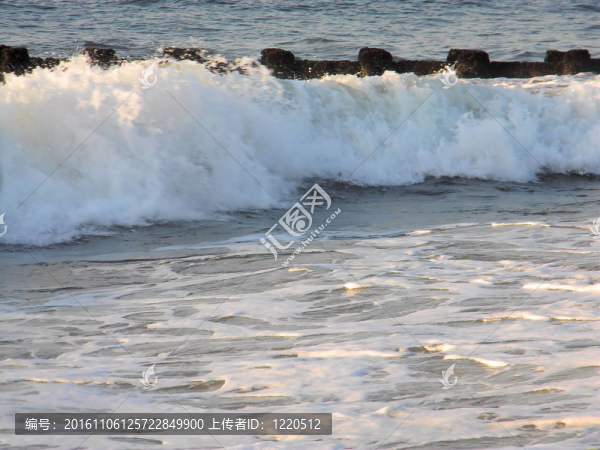 碼頭隨著海浪