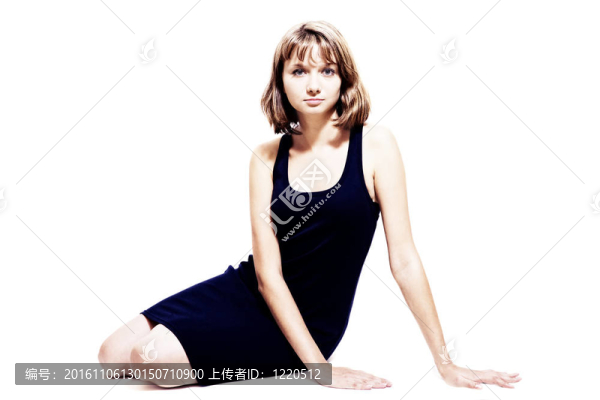 年輕的女人坐在地板上