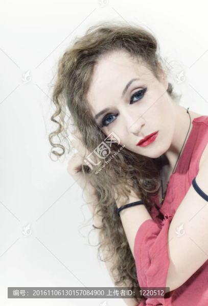 一個卷發(fā)美女的黑發(fā)工作室肖像