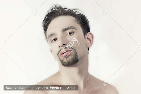 年輕的黑發(fā)男子和一個(gè)時(shí)髦的發(fā)型