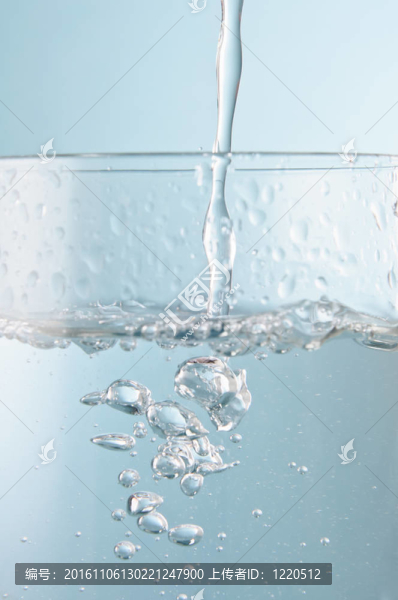 把水倒進格拉斯