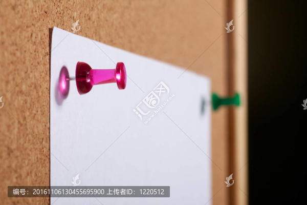具有在軟木板上的推釘?shù)募垺? title=