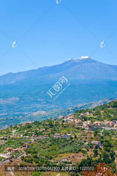 在夏日，埃特納火山的觀點(diǎn)