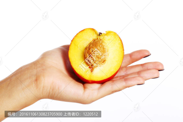 女人手上的桃子