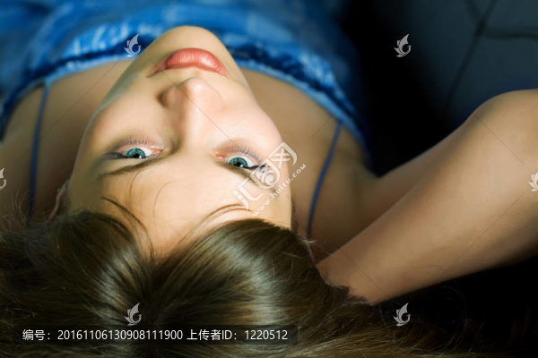 年輕女子抬頭