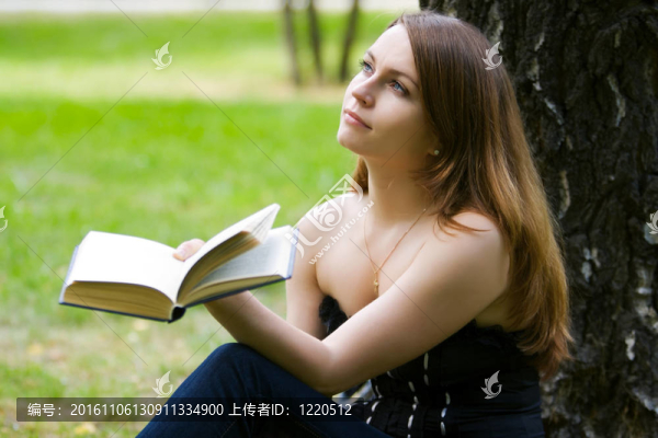 年輕的女人讀一本書(shū)
