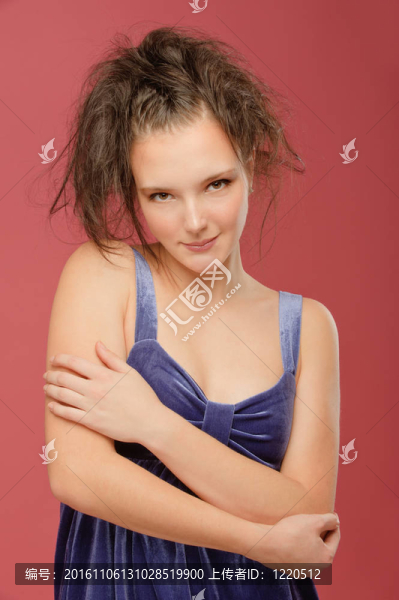 穿著藍色裙子的漂亮的年輕女人