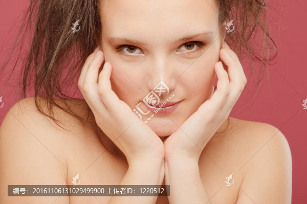 迷人的黑發(fā)女孩的肖像