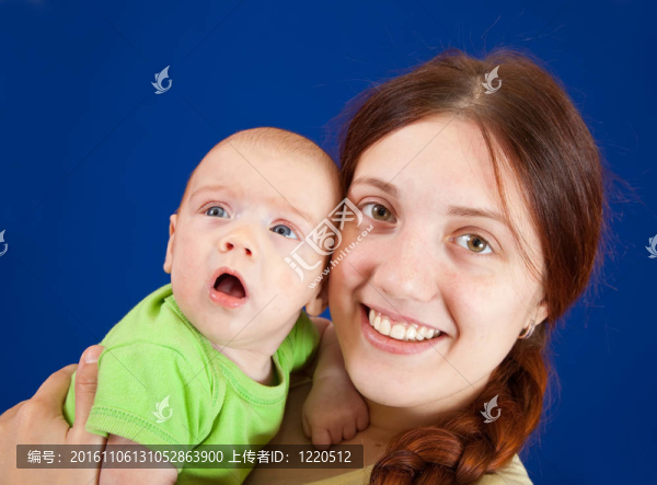 快樂的母親和她的小女兒