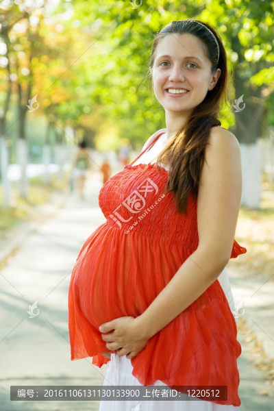 夏日巷上的孕婦