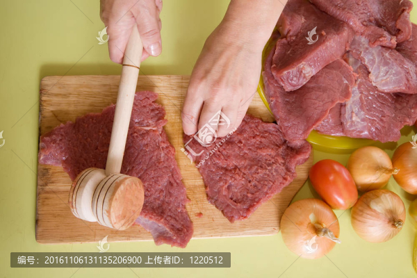 手中的嫩肉與肉錘