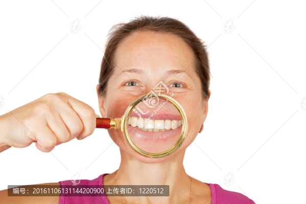 成熟的女人的牙齒