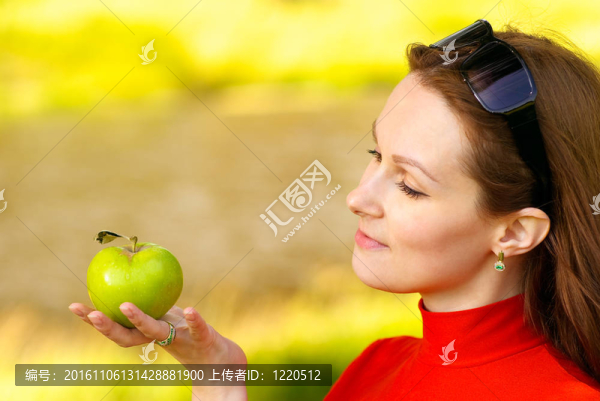 女孩手里拿著一個蘋果