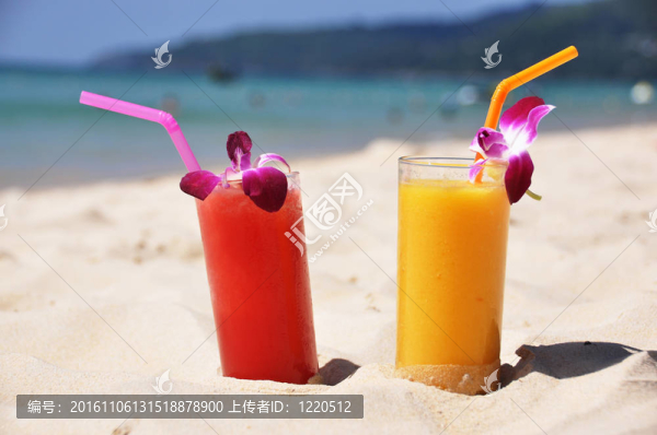 熱帶海灘上的水果奶昔