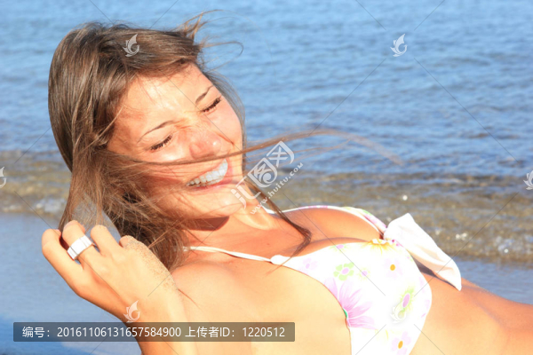 海灘上的一個美麗的年輕女子