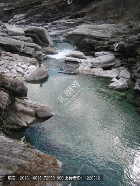 在Verzasca,Valey山的河流