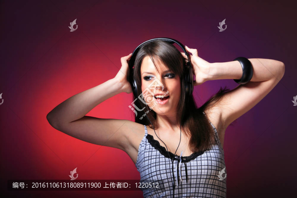 女孩喜歡音樂