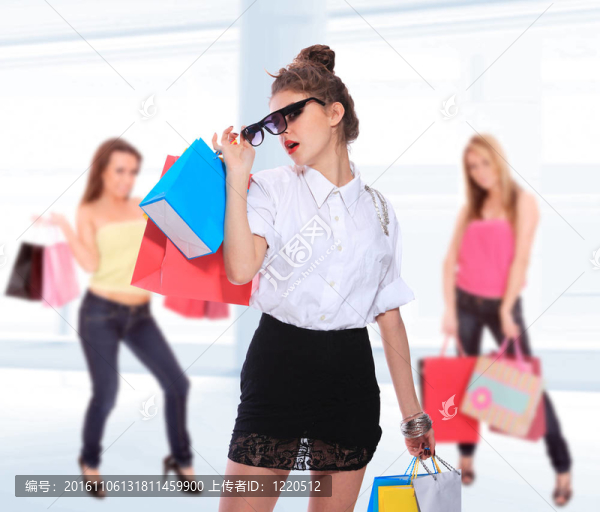 漂亮的購物的女人