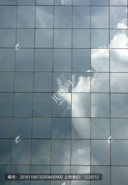 高層建筑玻璃幕墻反射的混濁天空