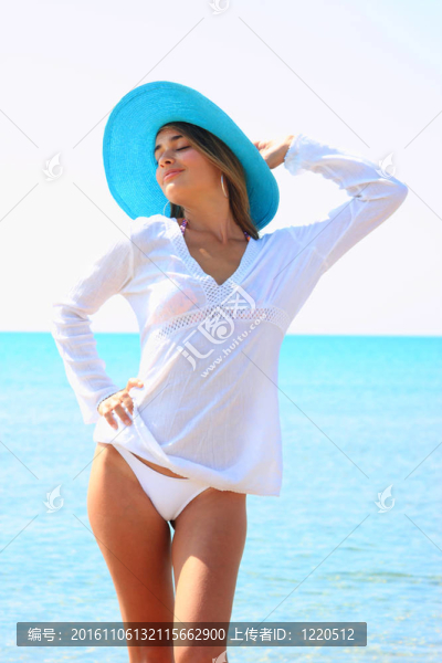 美麗的年輕拉丁女人在海灘上的肖像