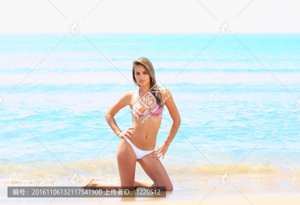 美麗的年輕拉丁女人在海灘上的肖像