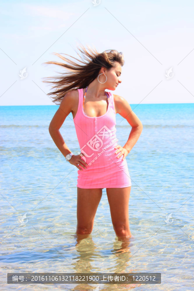 美麗的年輕拉丁女人在海灘上的肖像