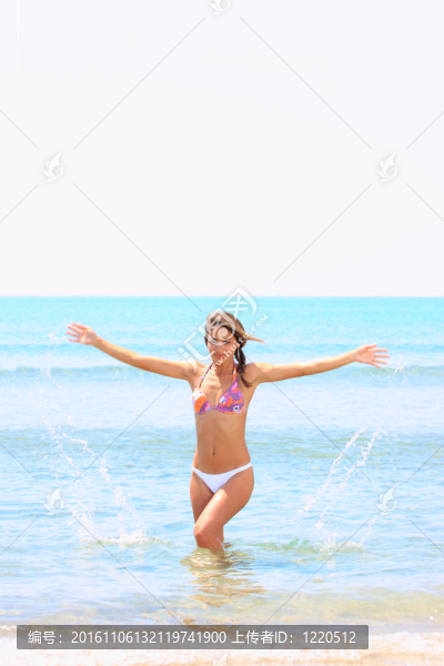 美麗的年輕拉丁女人在海灘上的肖像