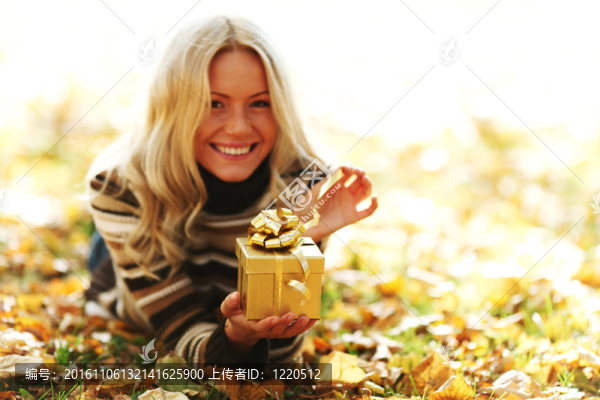女人帶著秋天的禮物