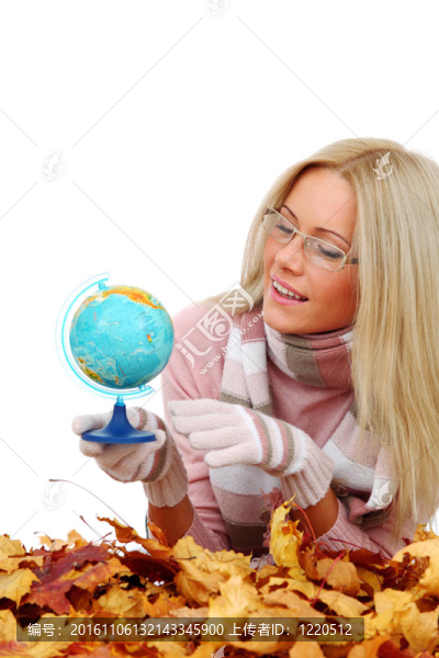 婦女手中拿著地球儀