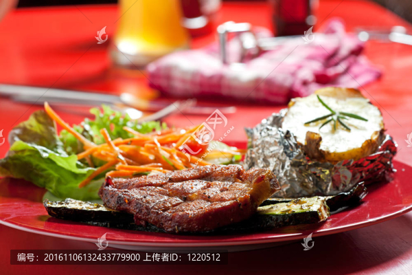 在戶外的盤子上烤的烤豬肉牛排
