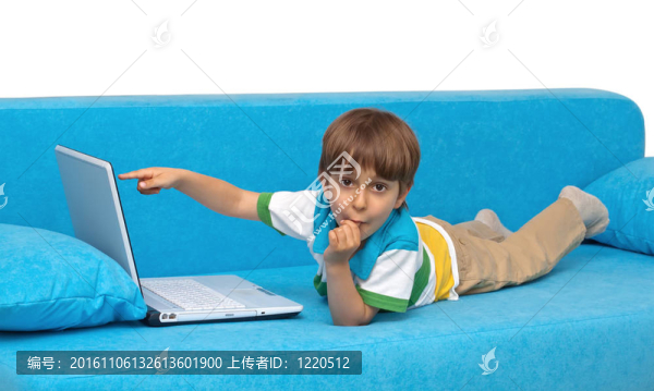 與白色背景隔離的筆記本電腦的男孩