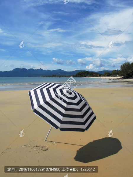 條紋傘在Langkawi島的海灘；馬來西亞