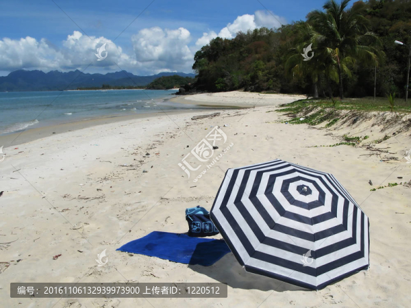 條紋傘上的一個(gè)僻靜的海灘Langkawi島；馬來西亞