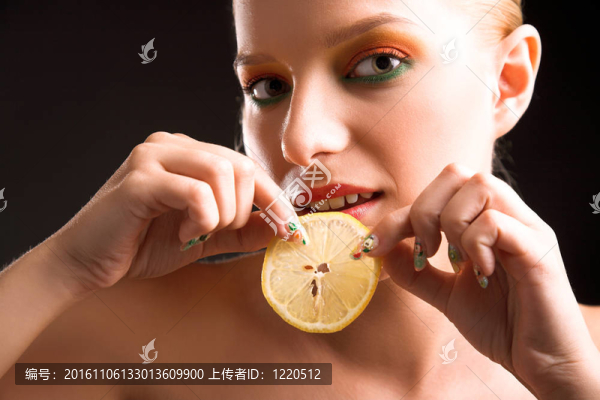 女人用檸檬