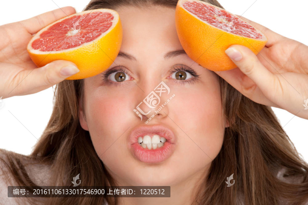 金發(fā)和可愛的女孩與橙色