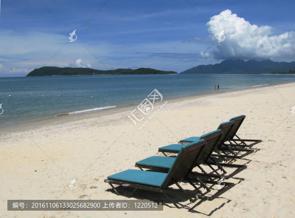 在Langkawi島的沙灘上日光??；馬來西亞