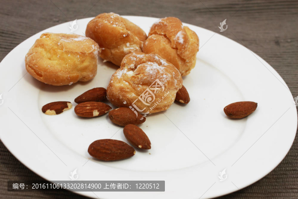 板上杏仁的釀造蛋糕