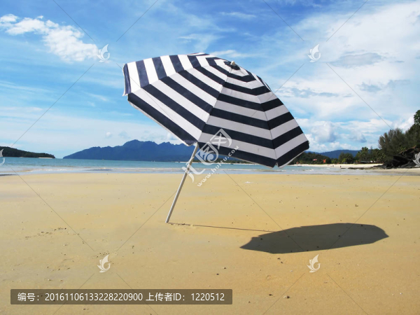 條紋傘在沙灘上的Langkawi島