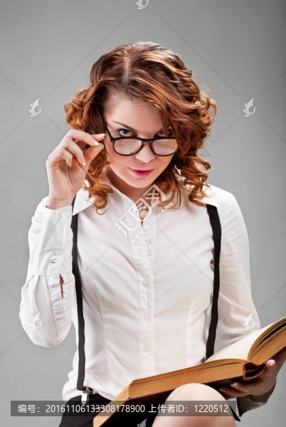戴著眼鏡的年輕女人